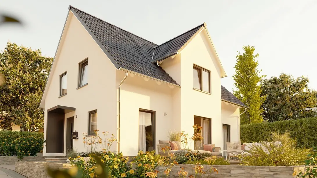 Einfamilienhaus in Beeskow bauen Modernes Einfamilienhaus mit Satteldach, Terrasse und Garten als Beispiel für Hausbau in Königs Wusterhausen