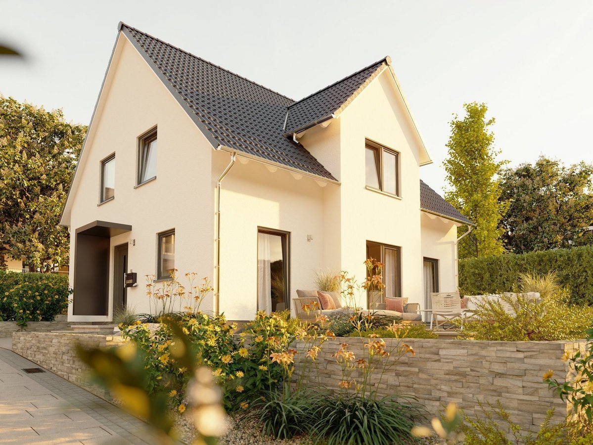 Modernes Einfamilienhaus mit Satteldach, Garten und Terrasse als Beispiel für Hausbau in Mühlenfließ
