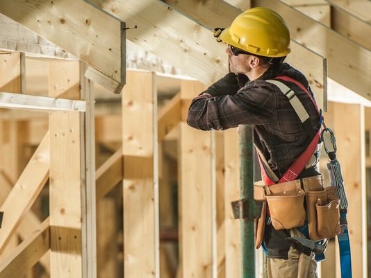 Holzhaus-Bauen-2 Zimmermann baut einen Dachstuhl