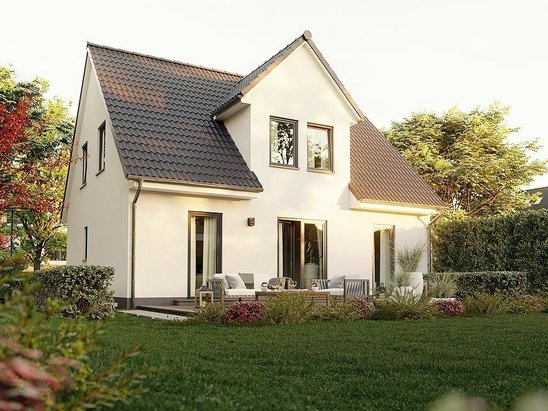 Einfamilienhaus mit Satteldach, Terrasse und Garten als Beispiel für Hausbau in Königs Wusterhausen