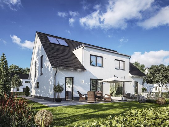 Modernes Doppelhaus mit Satteldach, Solarmodulen und Garten als Beispiel für Hausbau in Königs Wusterhausen