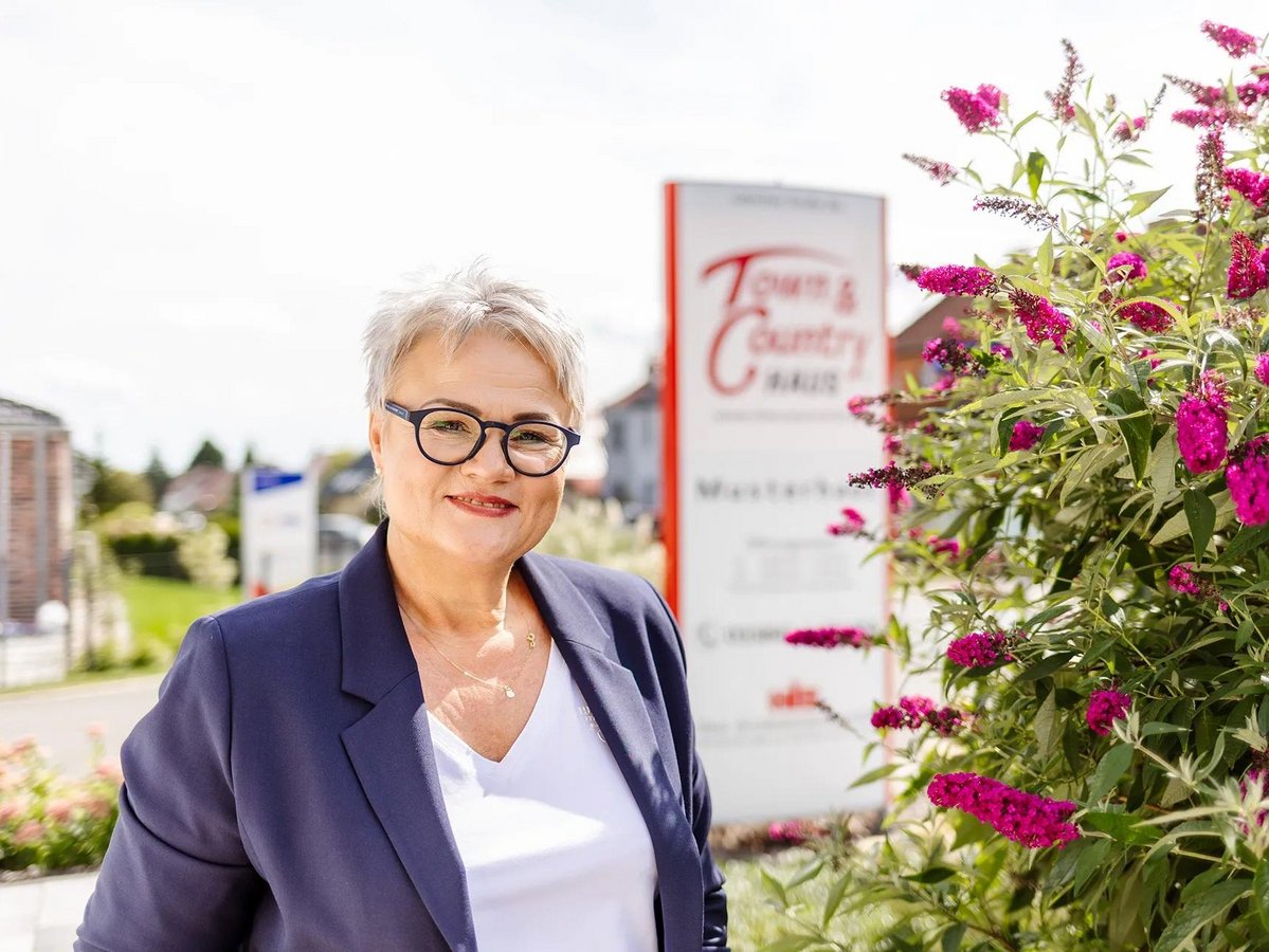 Christel Kohl vor dem Musterhaus in Bad Belzig