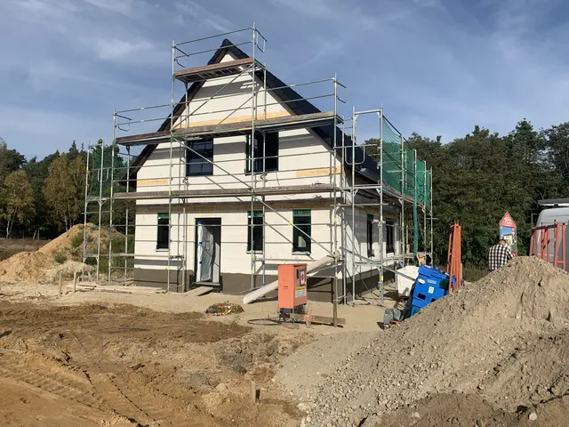 Rohbau eines Einfamilienhauses in Mühlenfließ mit Gerüst und Baustelle im Vordergrund