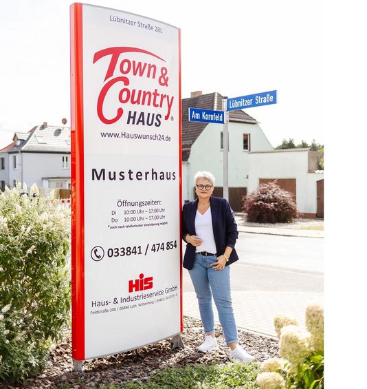Christel Kohl vor Musterhaus in Bad Belzig