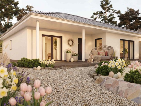 Bungalow mit Terrasse, Garten und Kiesfläche als Beispiel für barrierearmes Wohnen in Königs Wusterhausen