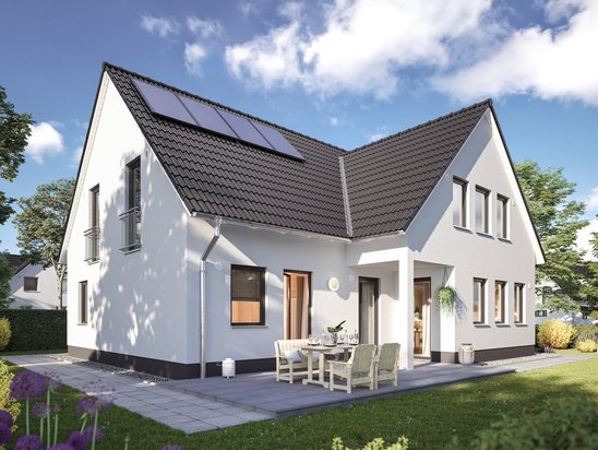 Zweifamilienhaus mit Satteldach, Solarmodulen und Terrasse als Beispiel für Hausbau in Königs Wusterhausen
