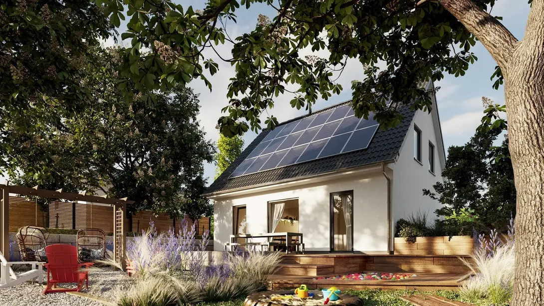 Einfamilienhaus mit Solaranlage, Terrasse und Garten als Beispiel für energieeffizientes Bauen in Beetzsee