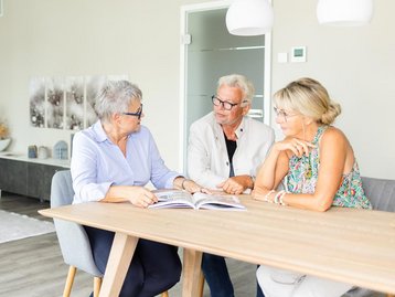 Christel Kohl berät Kunden im Musterhaus in Bad Belzig