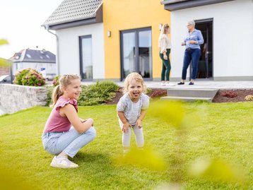 Musterhaus Bad Belzig mit Kindern im Garten